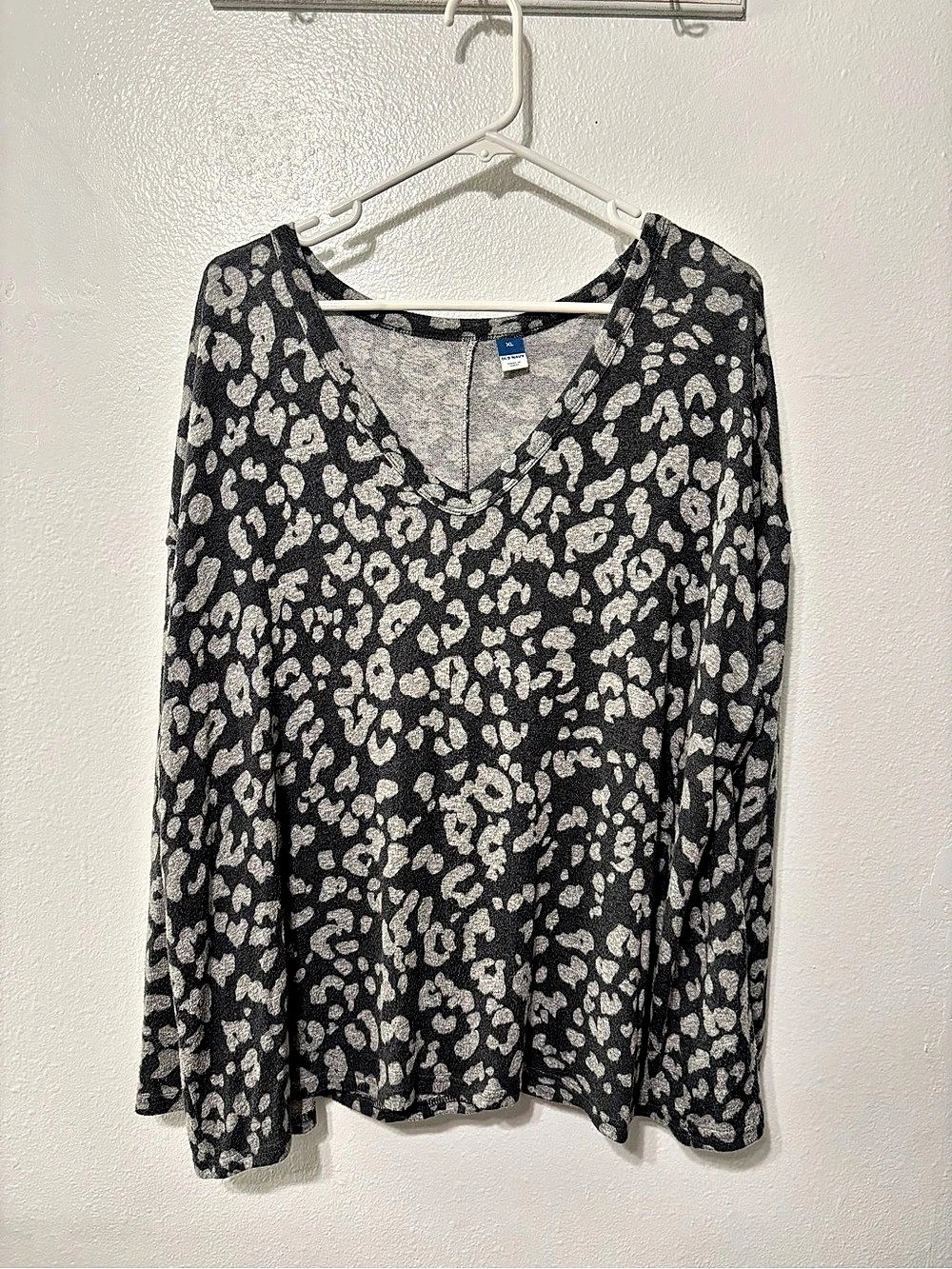 Old Navy Long-Sleeve Oversized Leopard-Print Tee Black & Gray XL
